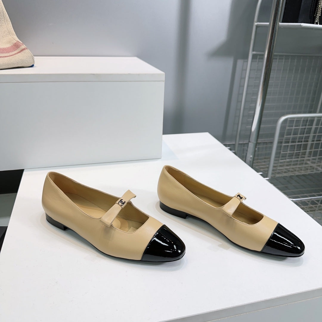 CHANEL FLAT MARY JANE SHOES 25S IN BEIGE LAMBSKIN MIX BLACK GLOSSY WITH BOW