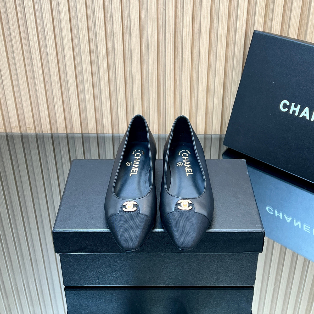 CHANEL 25S BALLET FLATS LOGO IN BLACK CALFSKIN AND CANVAS GOLD HARDWRE