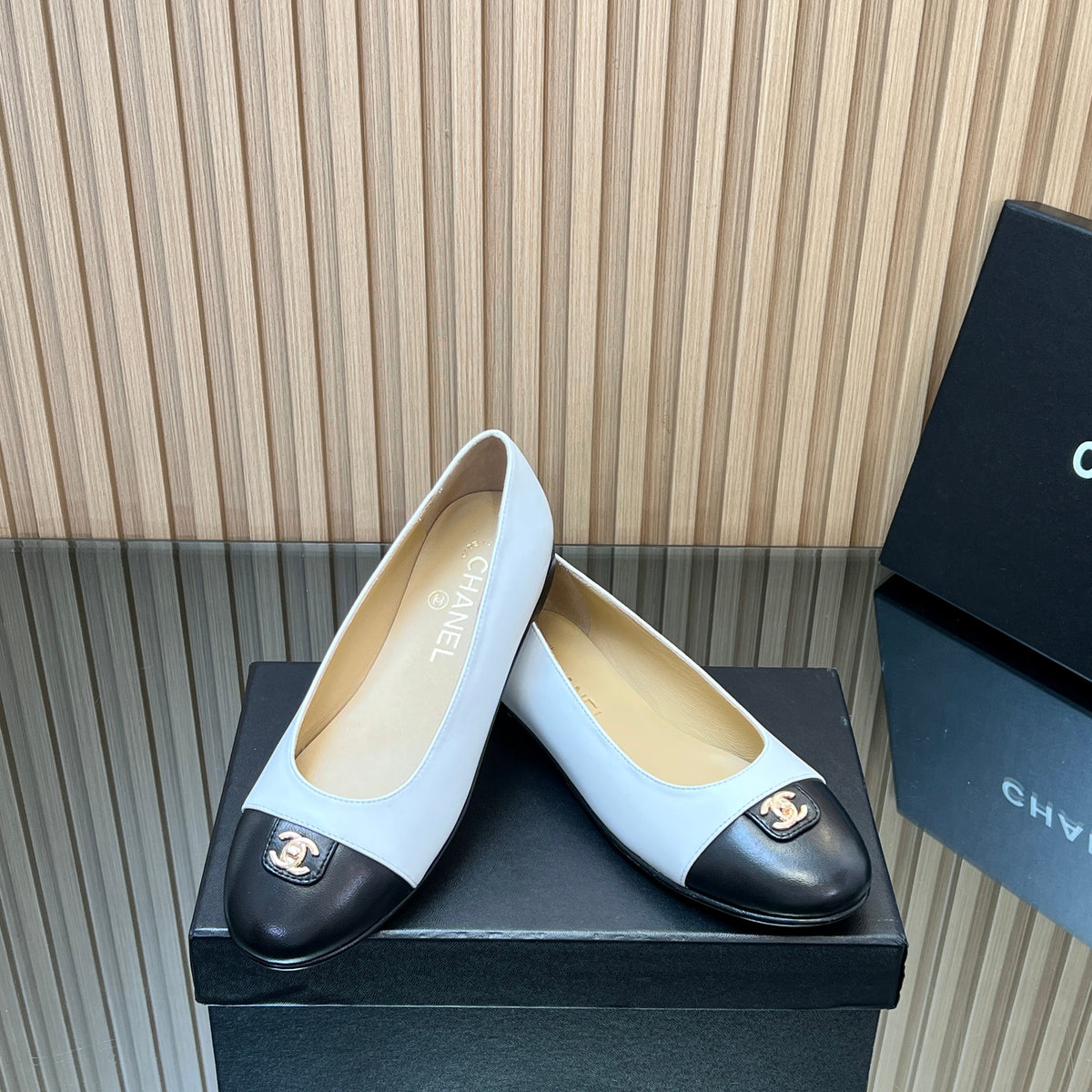CHANEL 25S BALLET FLATS IN WHITE AND BLACK LAMBSKIN GOLD HARDWRE
