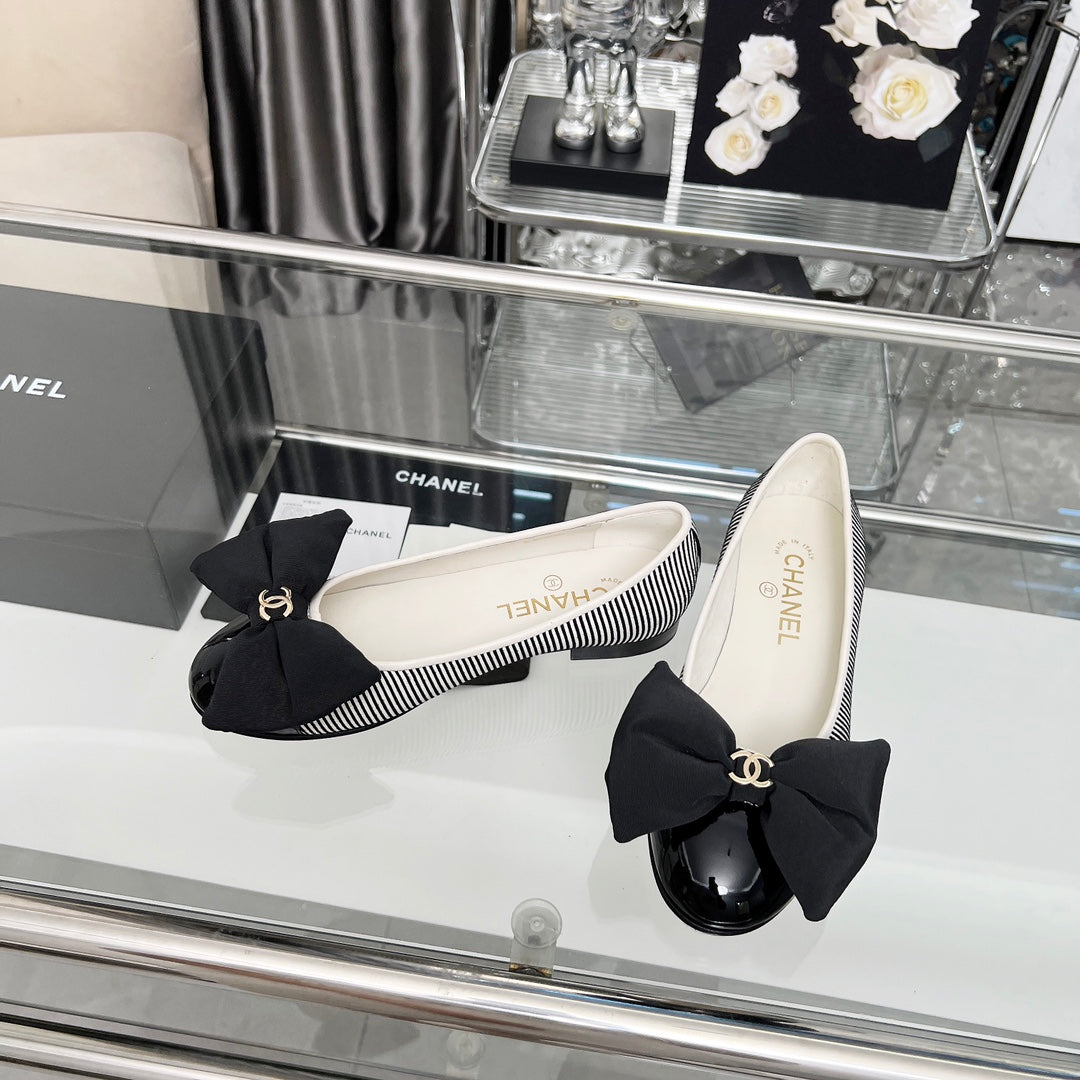CHANEL 25S ROUND TOE BALLET FLATS WITH A BOW IN STRIPED PATTERN CALFSKIN