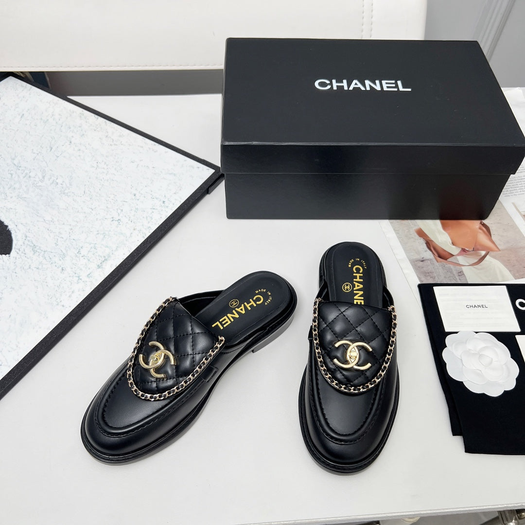 CHANEL 25S MULES WITH CHAIN DETAIL IN BLACK CALFSKIN GOLD HARDWRE