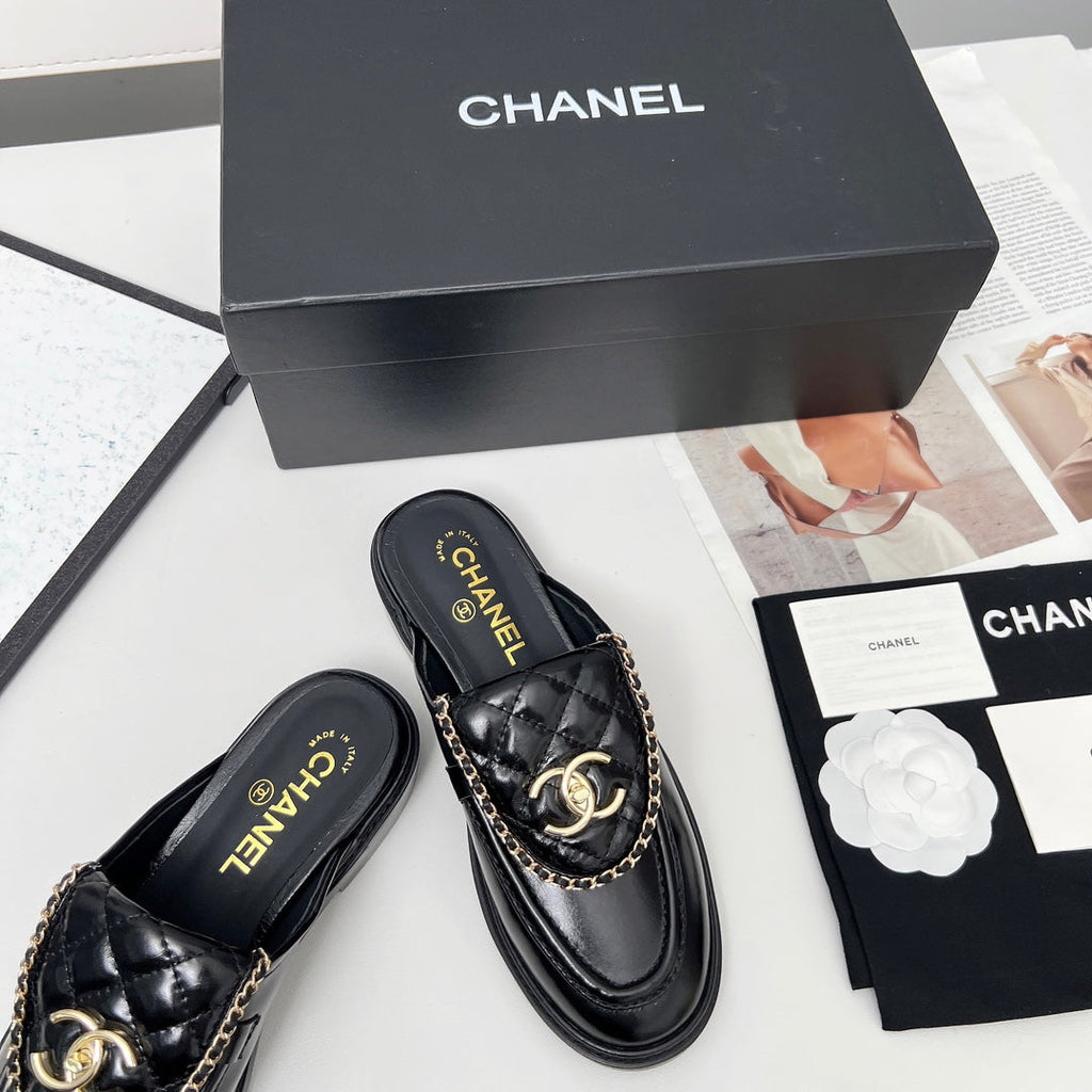 CHANEL 25S MULES WITH CHAIN DETAIL IN BLACK GLOSSY CALFSKIN GOLD HARDWRE
