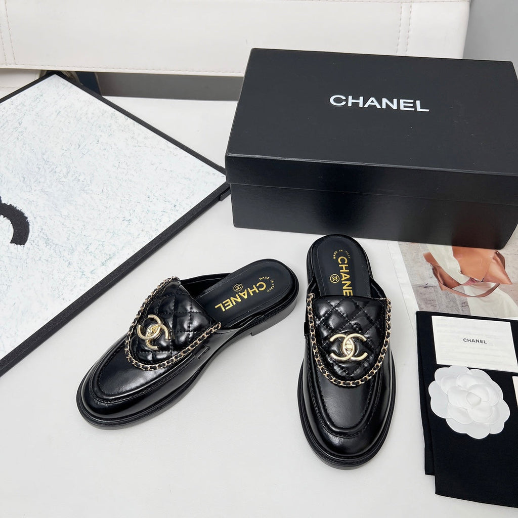 CHANEL 25S MULES WITH CHAIN DETAIL IN BLACK GLOSSY CALFSKIN GOLD HARDWRE